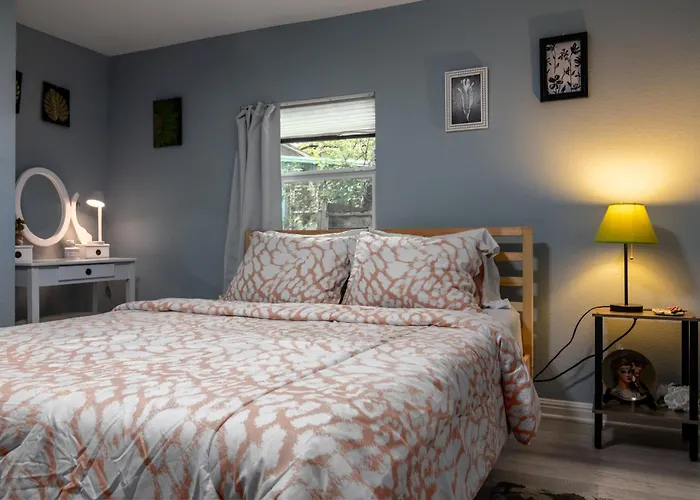 Award Winning Cultural Heritage Home Near Downtown - Walk To 6Th Street