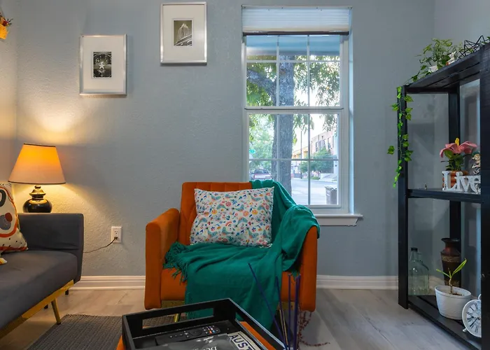 Award Winning Cultural Heritage Home Near Downtown - Walk To 6Th Street
